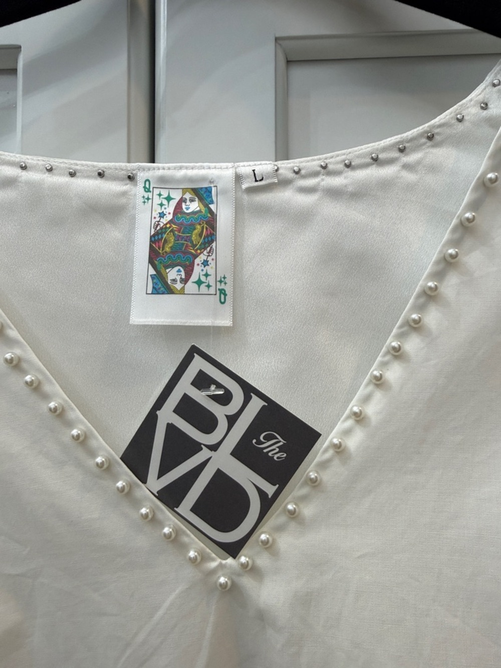 QUEEN OF SPARKLES White Puff-Sleeve Peplum Top with Embroidered Tigers. NWT L - Picture 2 of 5